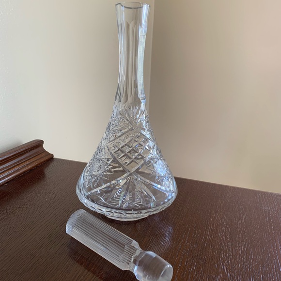 Elegant Crystal Decanter with Stopper - Picture 1 of 1